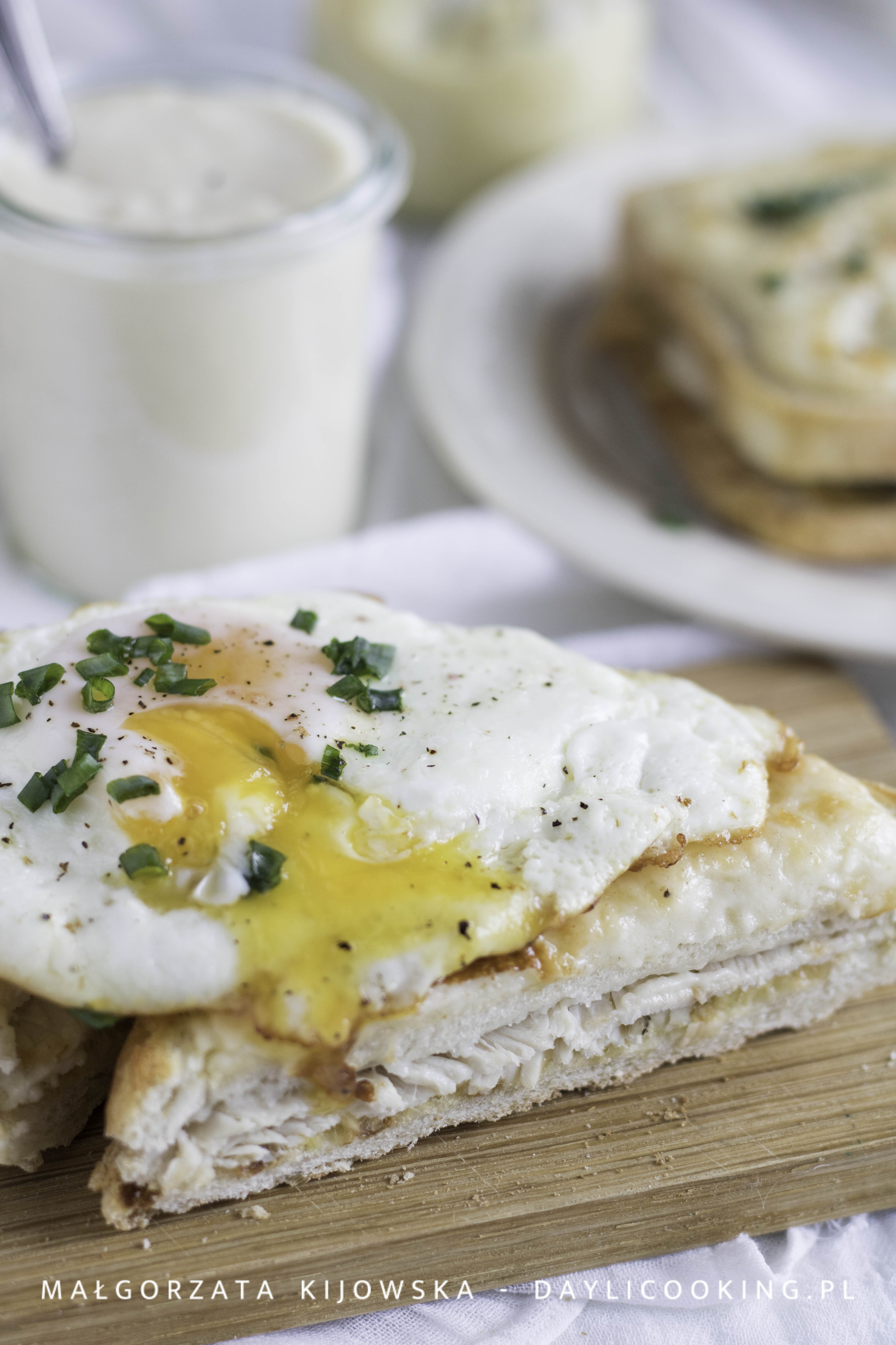 Croque Madame i croque Monsieur – 2 kultowe kanapki na ciepło