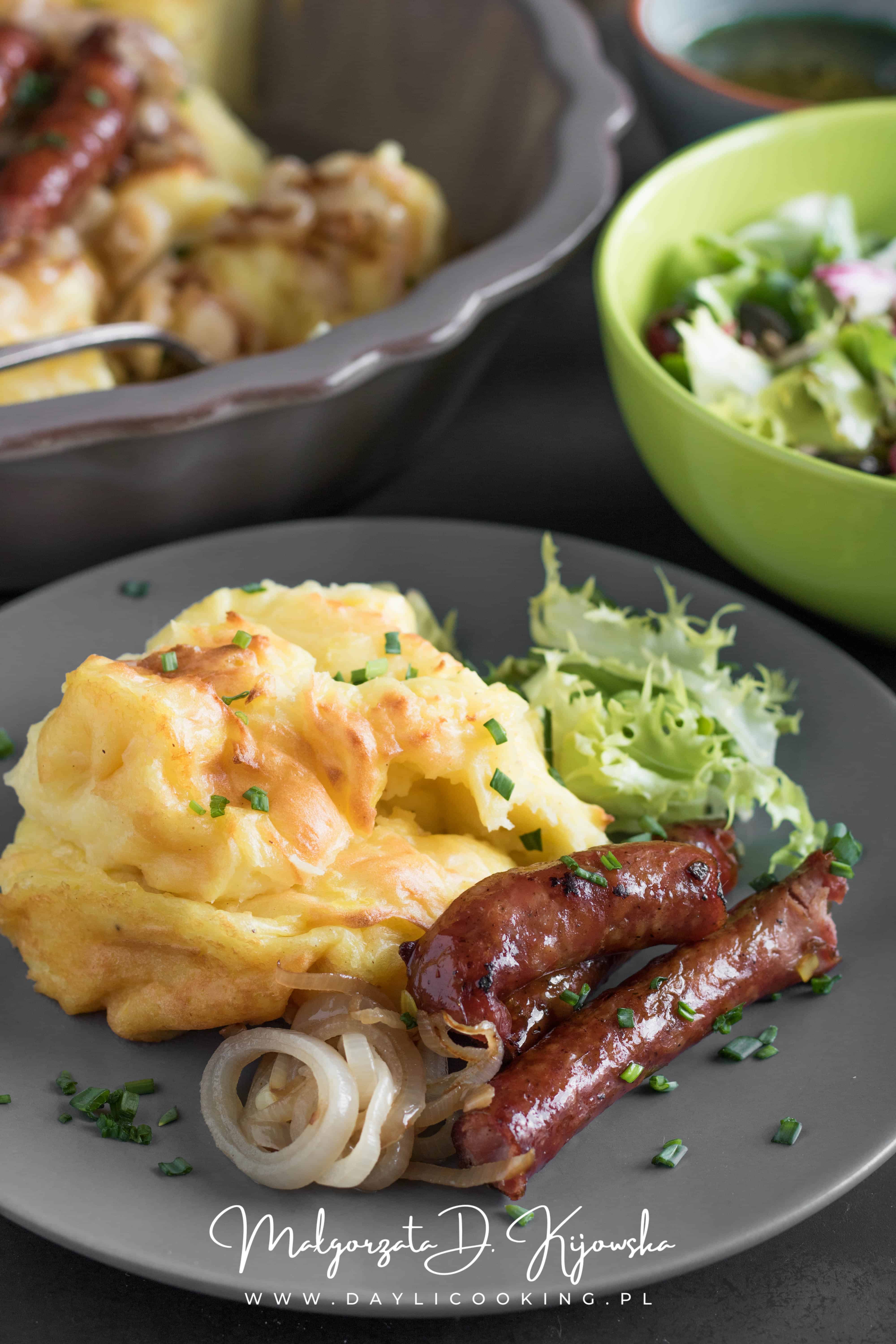 Zapiekane puree ziemniaczane z mozzarellą i kiełbaskami