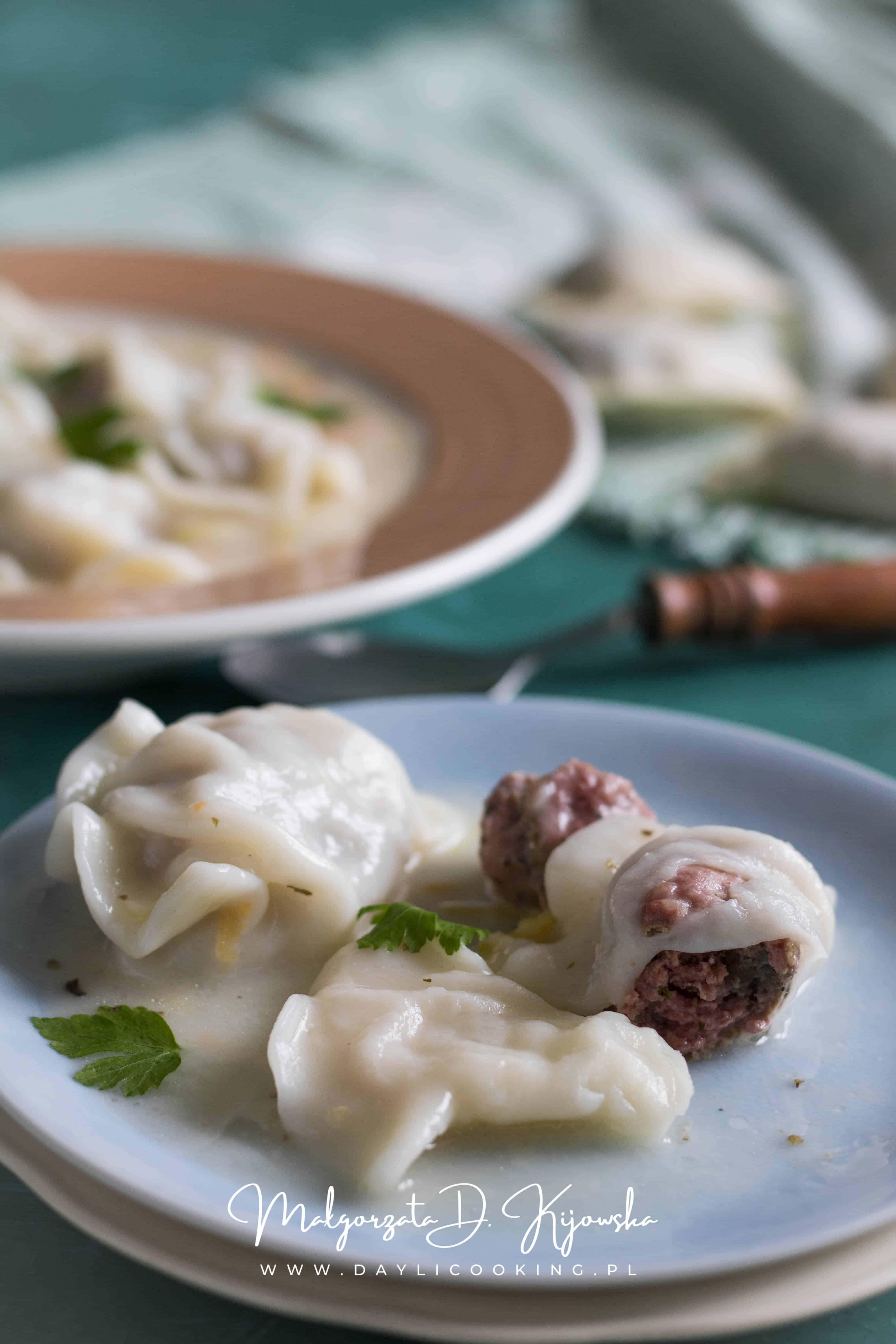 Pierogi z białą kiełbasą podane w wielkanocnym żurku
