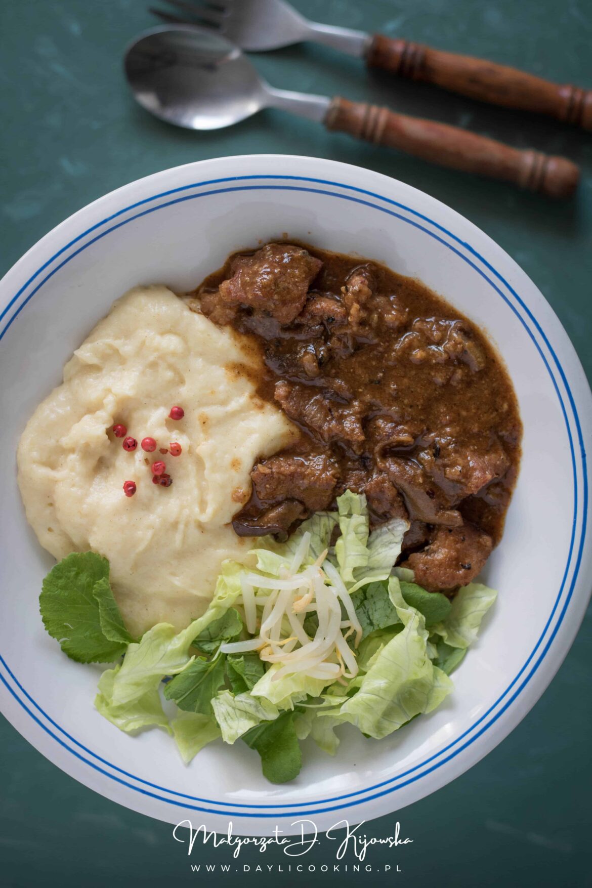 Polenta z mąki kukurydzianej, z gulaszem z łopatki polenta z mąki kukurydzianej