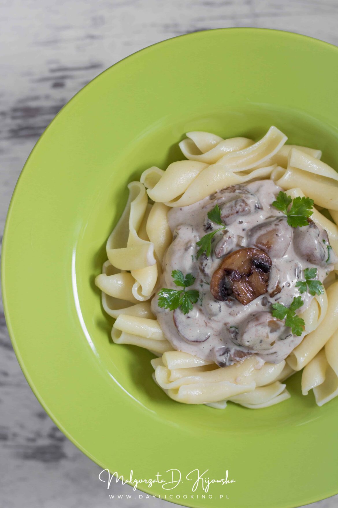 Makaron z sosem pieczarkowym