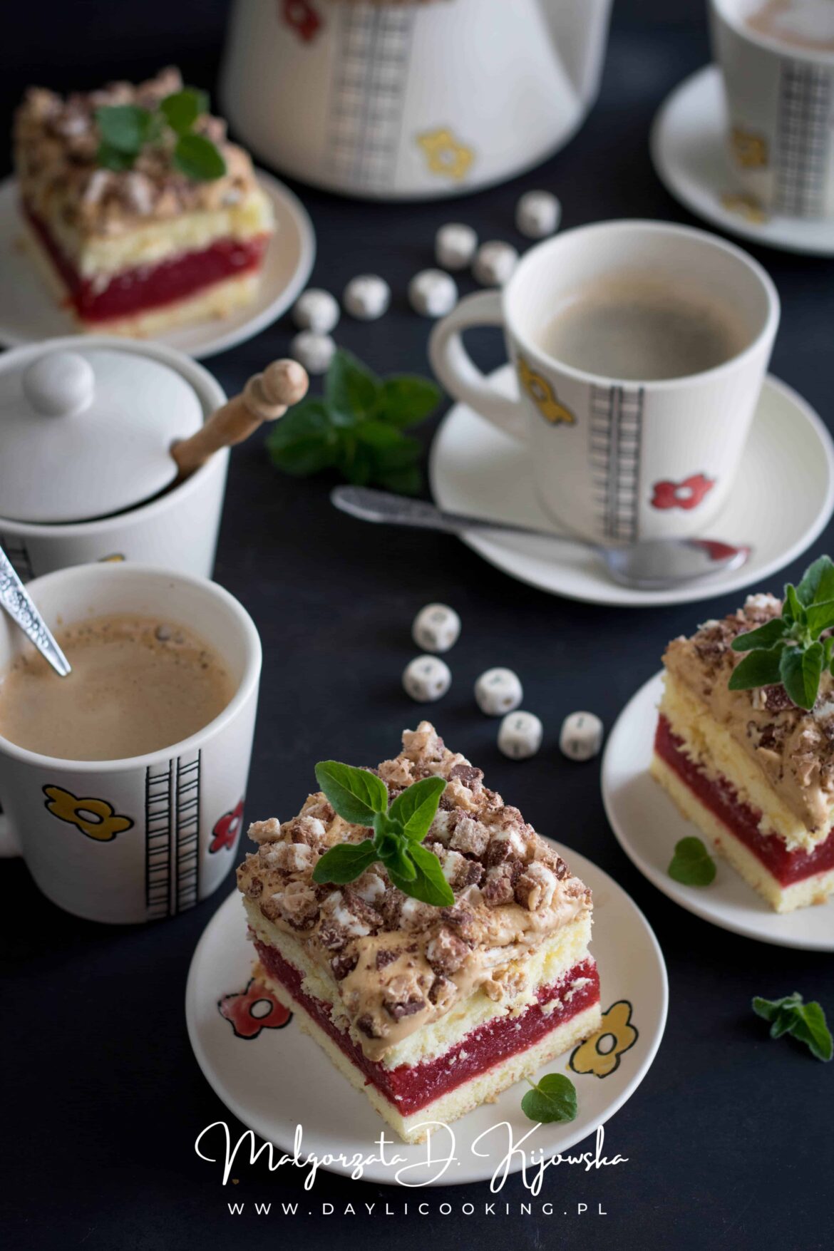 ciasto z masą kajmakową i truskawkami