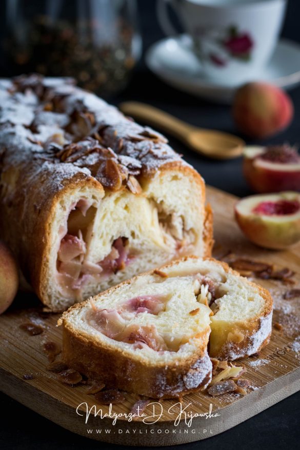 drożdżowe ciasto z brzoskwiniami