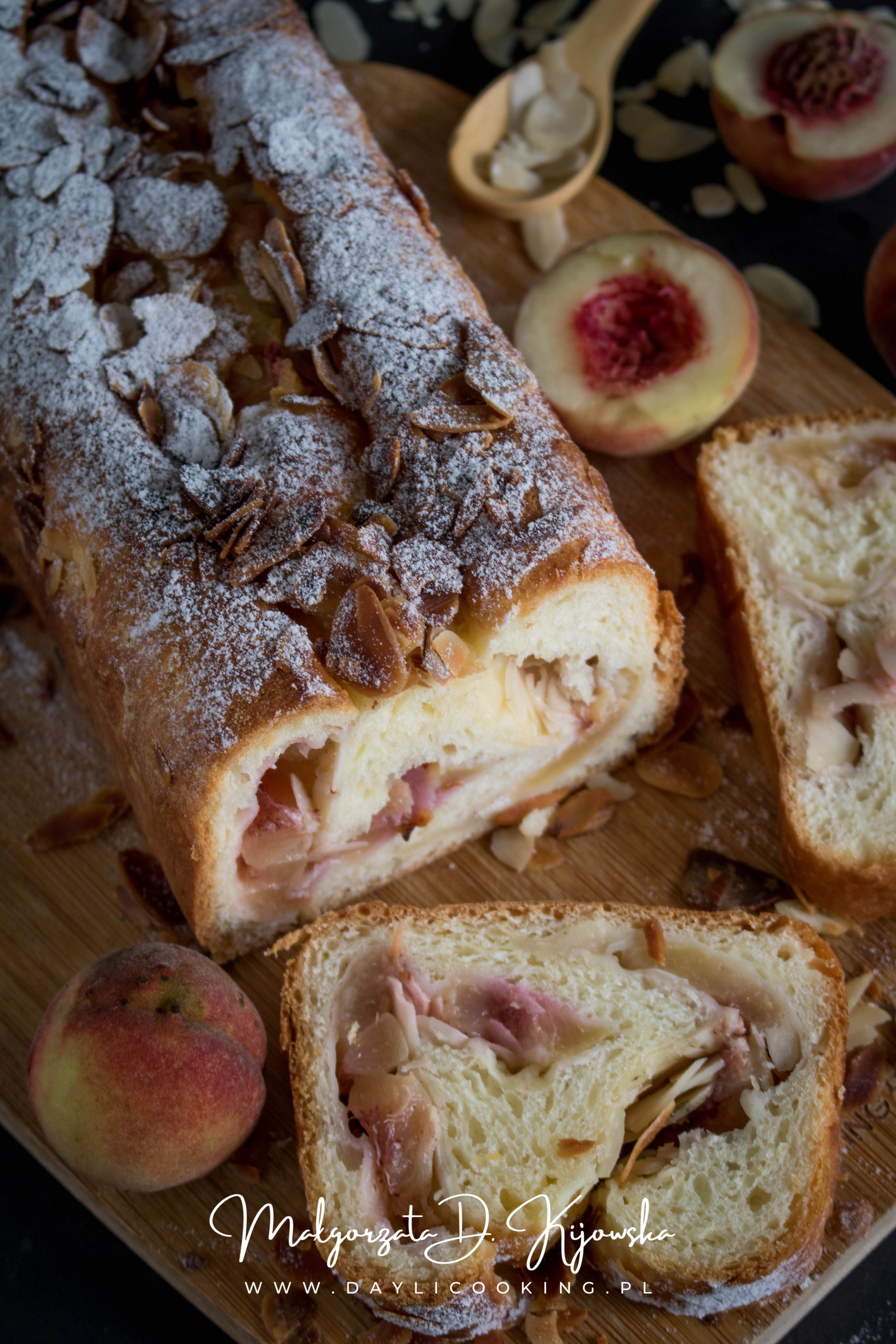 Drożdżowe ciasto z brzoskwiniami i migdałami