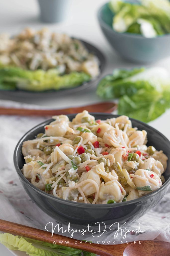 sałatka z tortellini z sosem chrzanowym