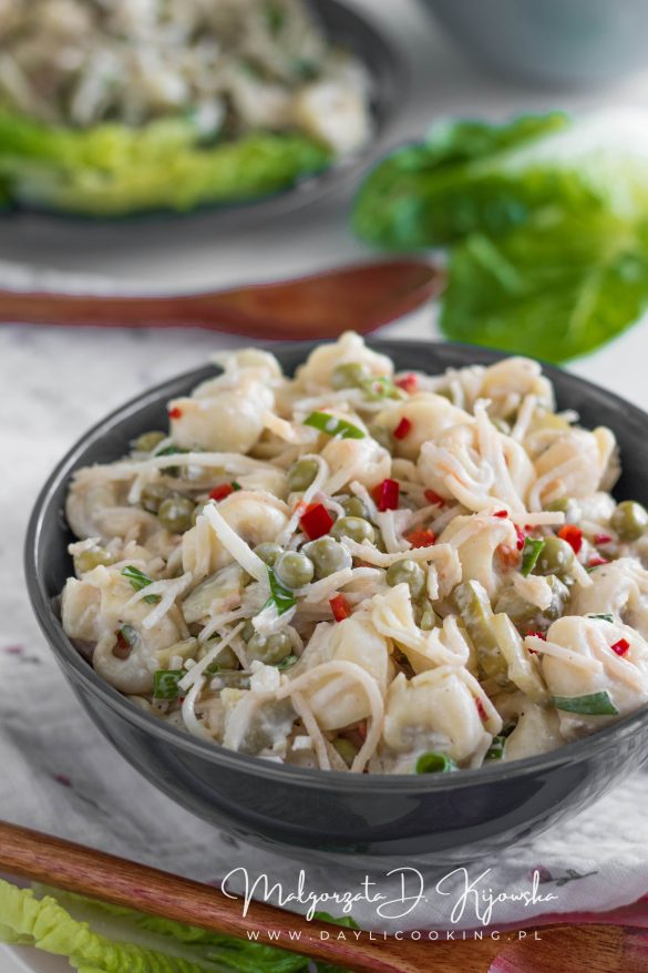 sałatka z tortellini z sosem chrzanowym