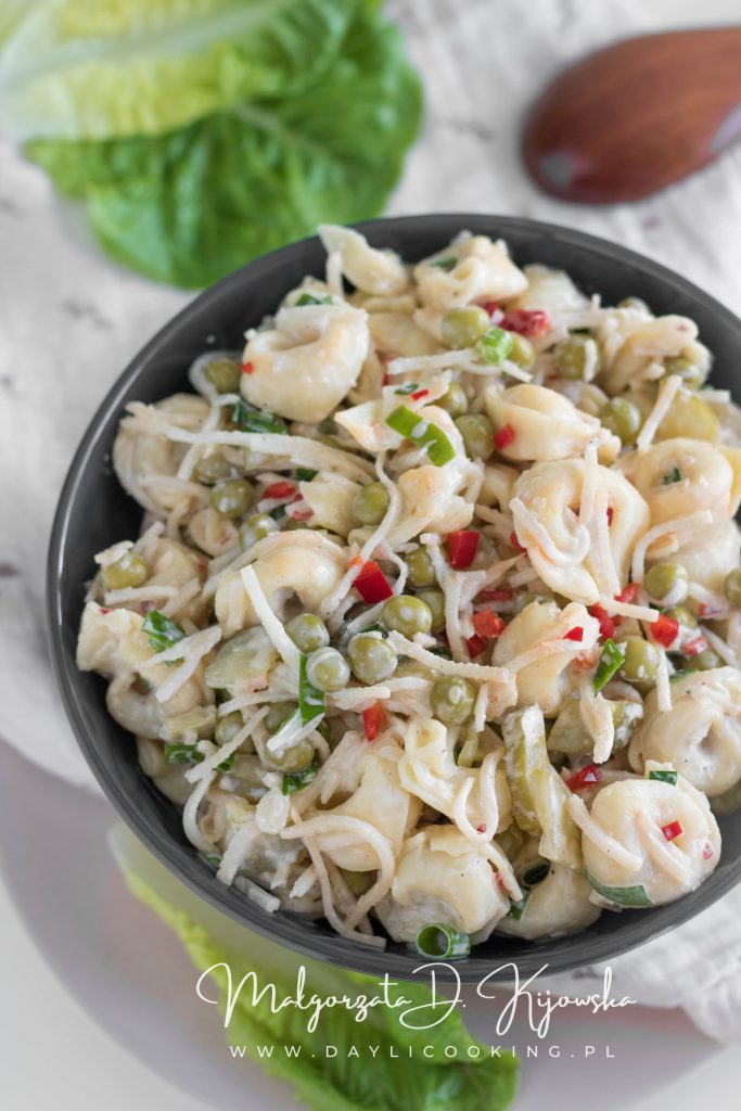 sałatka z tortellini z sosem chrzanowym