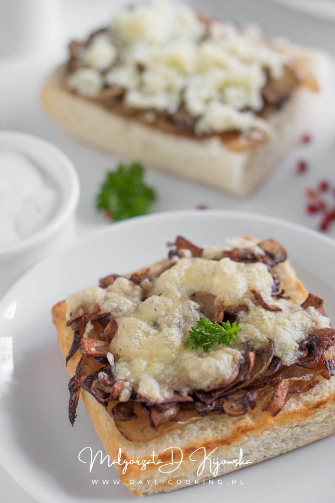 zapiekanki z pieczarkami i cebulą karmelizowaną