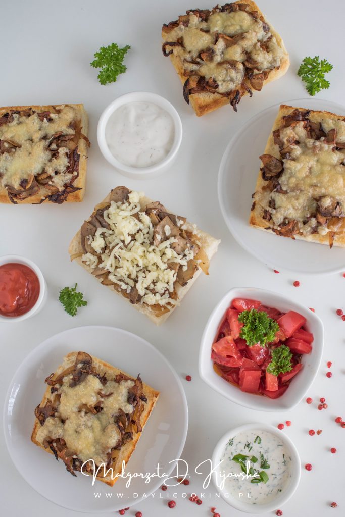 zapiekanki z pieczarkami i cebulą skarmelizowaną