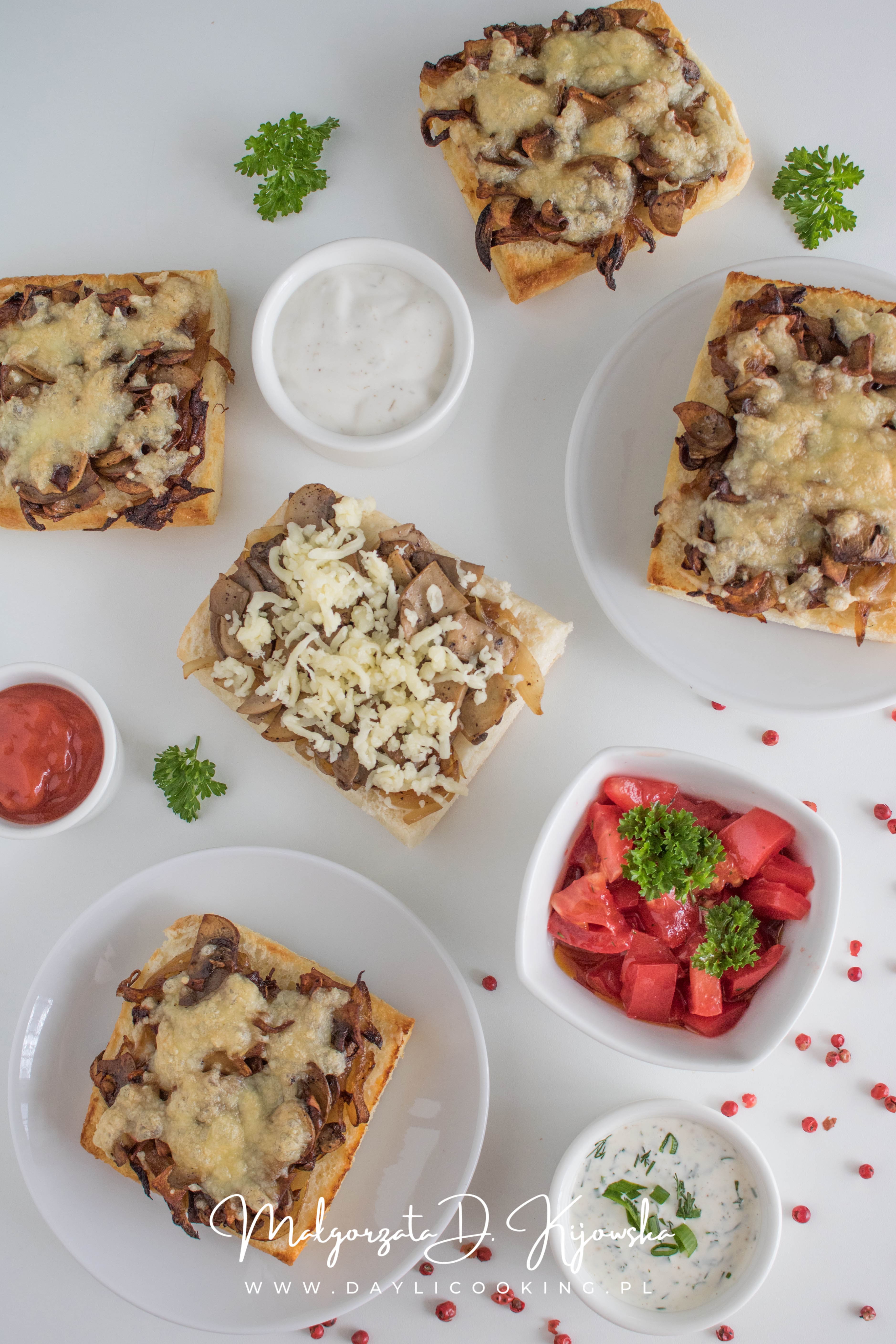 Zapiekanki z pieczarkami i cebulą