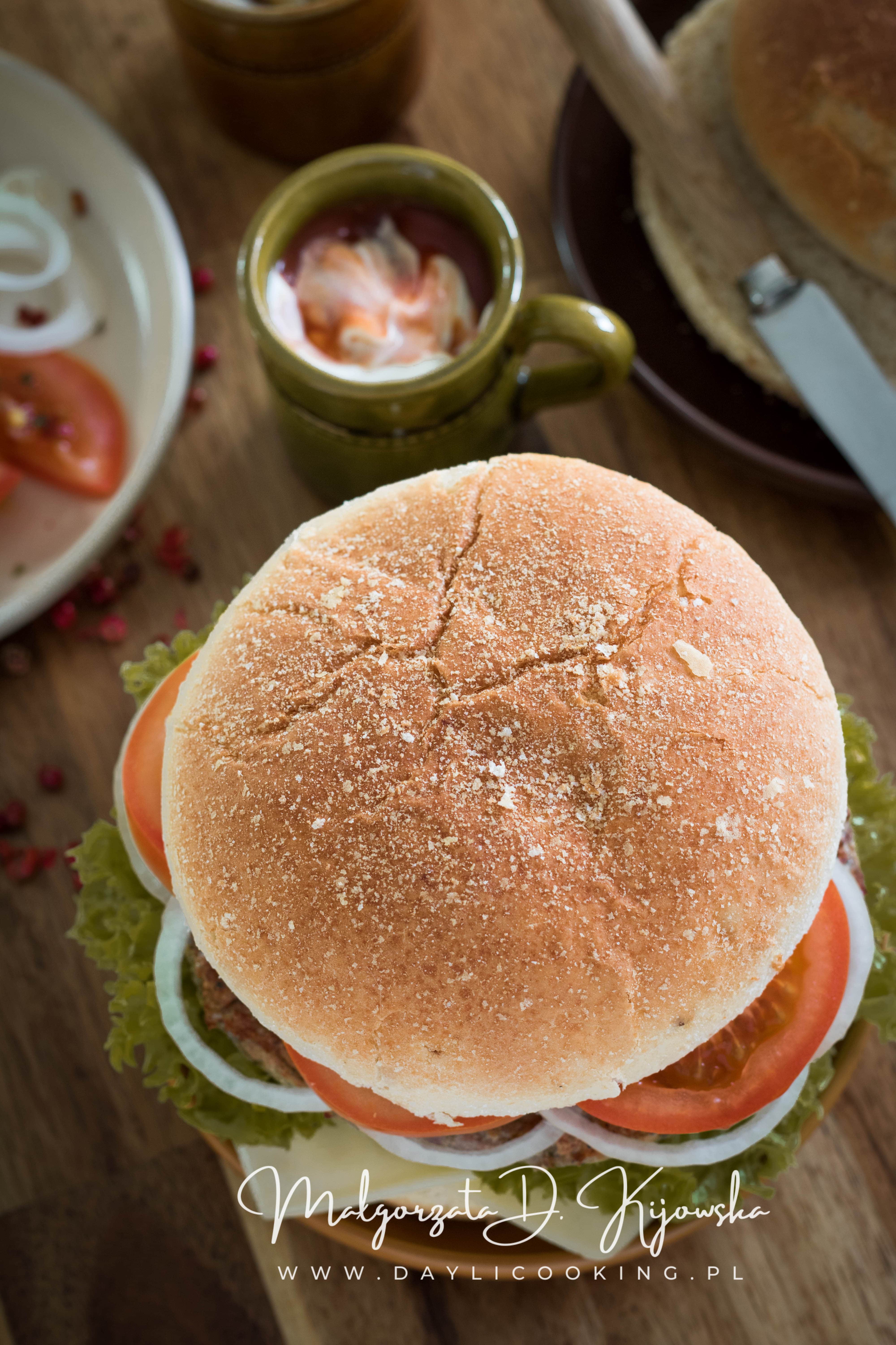 Domowy burger wołowy z musztardą i ziołami