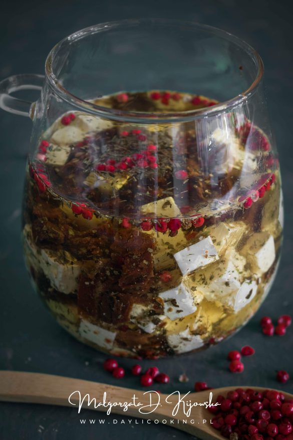 feta marynowana w oliwie z suszonymi pomidorami i ziołami
