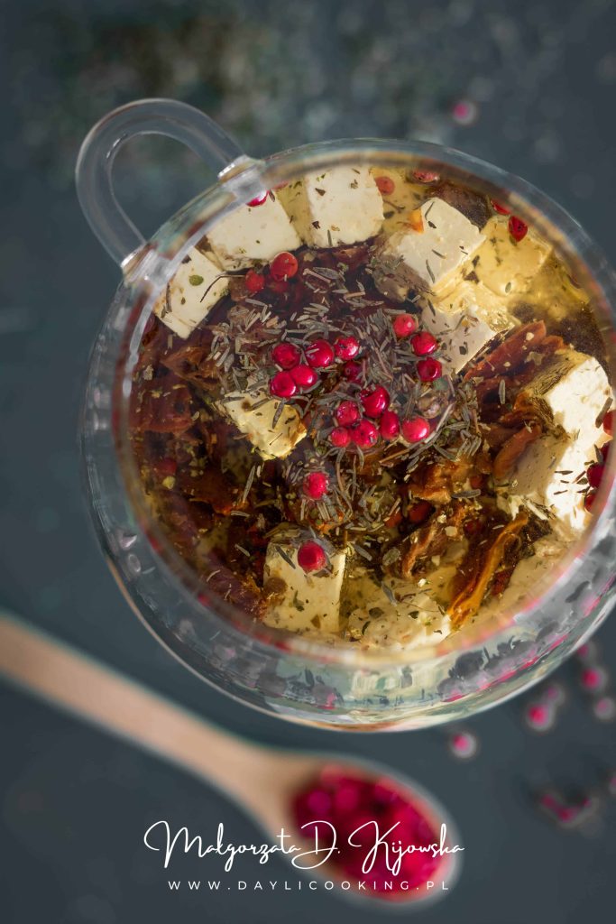 feta marynowana w oliwie z suszonymi pomidorami i ziołami
