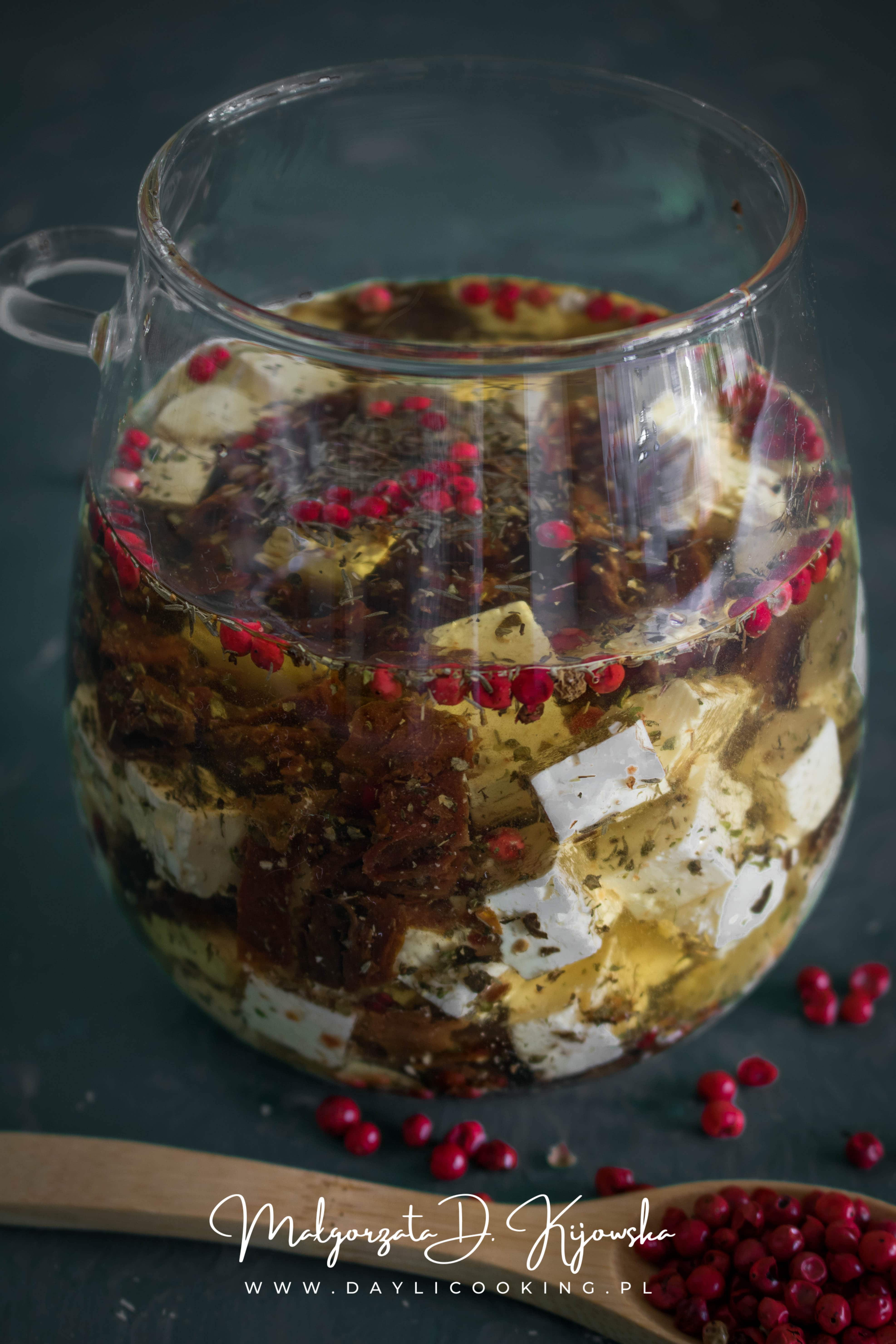 Feta marynowana w oliwie z suszonymi pomidorami i ziołami