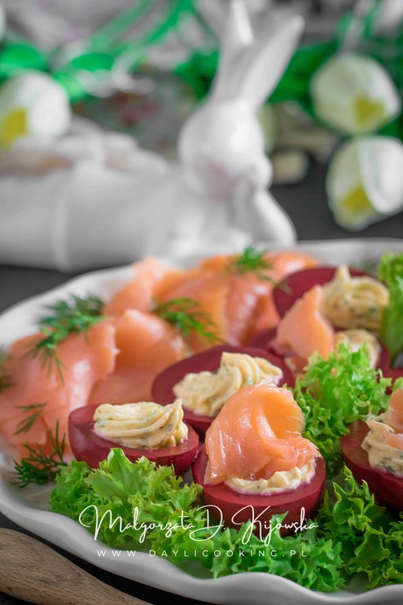 jajka marynowane w zakwasie z buraków