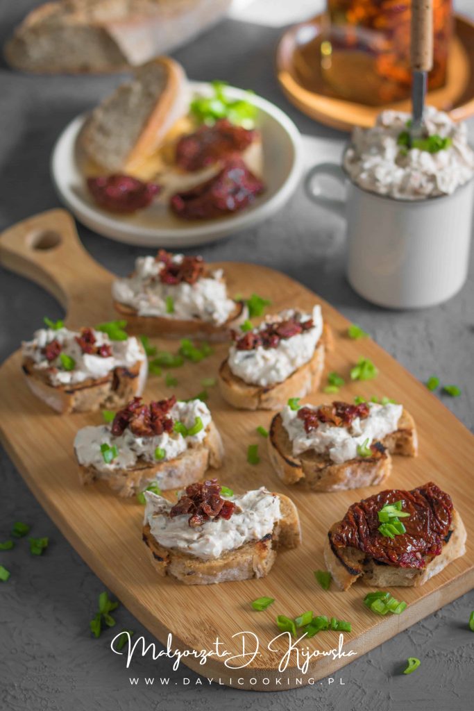 Twarożek z suszonymi pomidorami na grzankach
