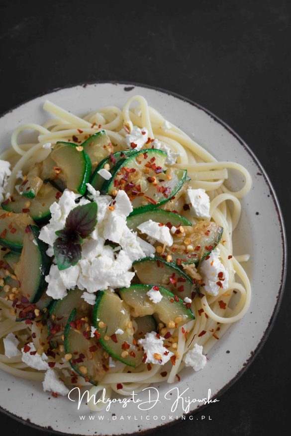 makaron z cukinią i serem feta